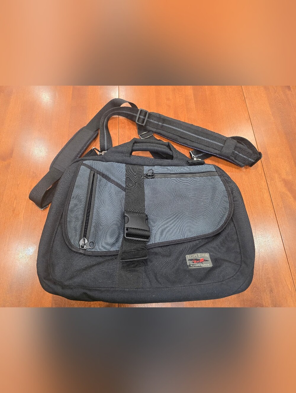 TOM BIHN Messenger Bag for 16 in Laptop Black/Gray Nylon Padded Strap Retired